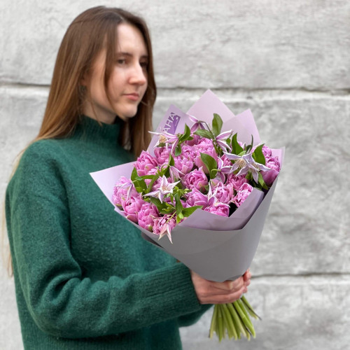 Чарівний букет із 25 півонієвидних тюльпанів та клематісу «Бузкові метелики»