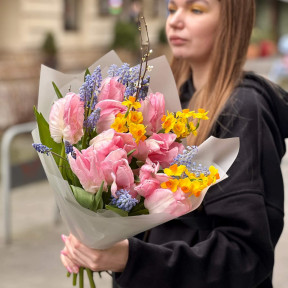 Fragrant bouquet with tulips and daffodils «Scent of Spring»