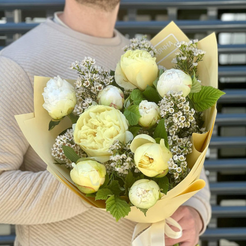 Кремовий букет з півоніями та хамелаціумом «Сонячна півонія»