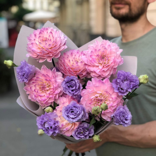 Сиреневый букет с георгинами «Вечерний лотос»