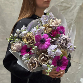 Мрійливий пухнастий букет з тюльпанів, дельфініума та анемон «Вечірній бриз»