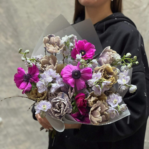 Мрійливий пухнастий букет з тюльпанів, дельфініума та анемон «Вечірній бриз»