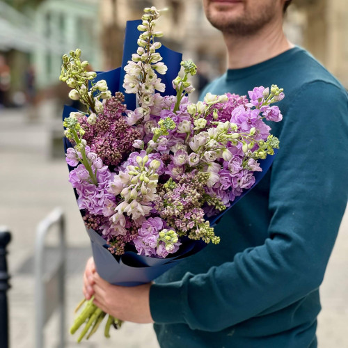 Фантастичний букет з бузком та матіолою «Аметистове серце»