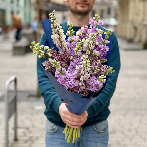 Фантастичний букет з бузком та матіолою «Аметистове серце»