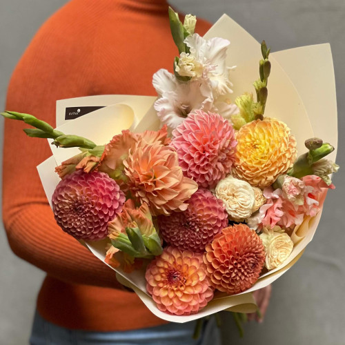 Яскравий букет з гладіолусами та жоржинами «Золотава осінь»