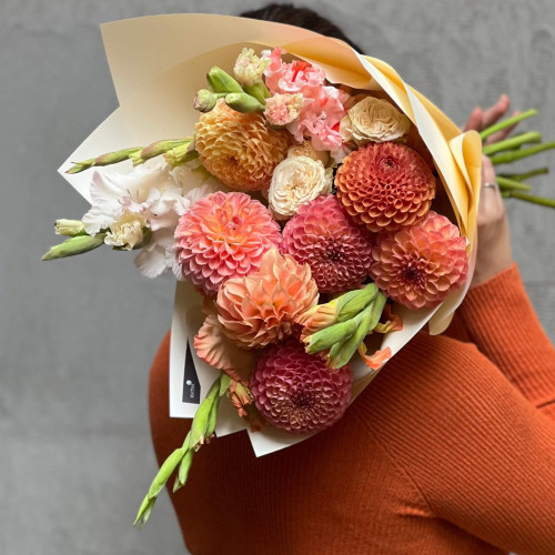 Яскравий букет з гладіолусами та жоржинами «Золотава осінь»