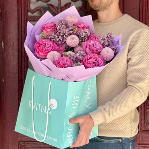 Фантастический букет с сиренью и пионовидными розами «Пурпурная мелодия»