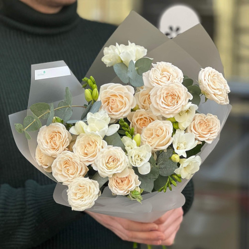 Refined bouquet of spray roses and fragrant freesias «Cream aroma»