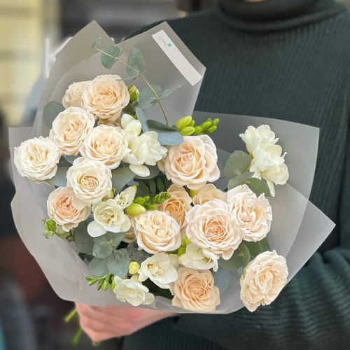 Refined bouquet of spray roses and fragrant freesias «Cream aroma»