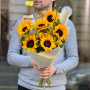 Яскравий букет із соняшників «Сонце серед хмар»