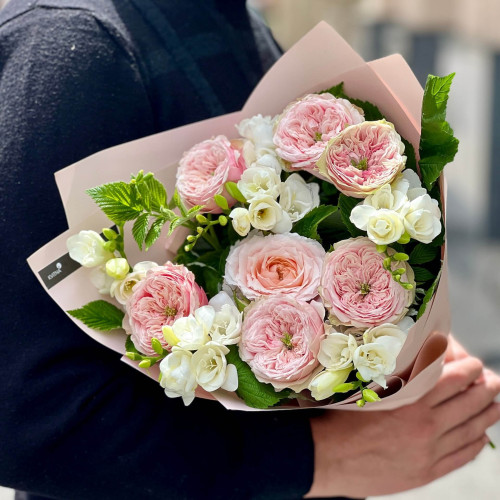 Тендітний букет з вишуканими піоновидними трояндами та фрезією «Білий аромат»