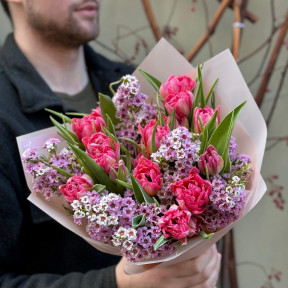 Весняний букетик з піоновидними тюльпанами та хамелаціумом «Солодкі примхи»