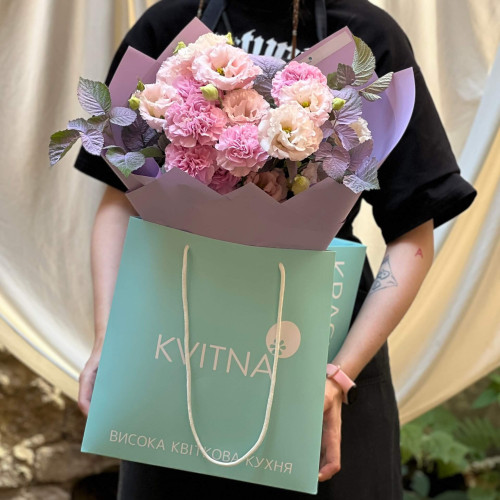 Ніжний букет з еустомою «Тендітна квіточка»