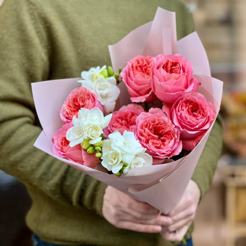 Нежный букет с фрезиями и пионовидными розами «Светлая нотка»