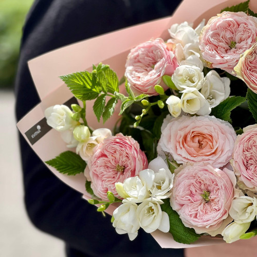 Тендітний букет з вишуканими піоновидними трояндами та фрезією «Білий аромат»