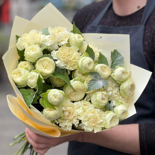 Світлий букет з кущовою піоновидною трояндою «Вершкова насолода»