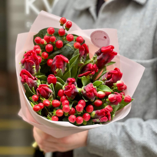 Яскравий букет з тюльпанів та хіперікуму «Весняна ягідка»