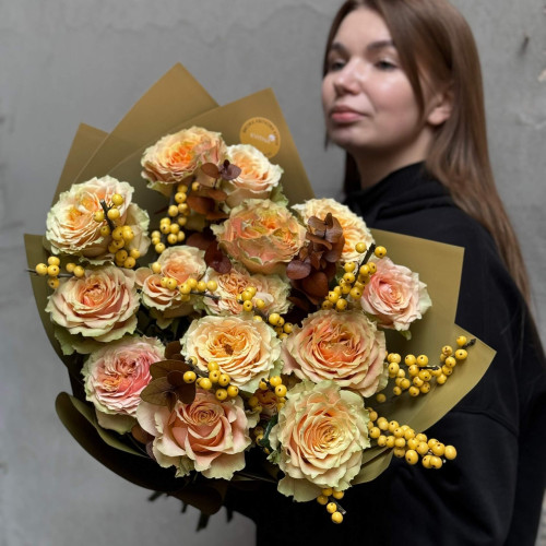 Теплий букет з піоновидною трояндою Caramel Macchiato «Карамельна насолода»