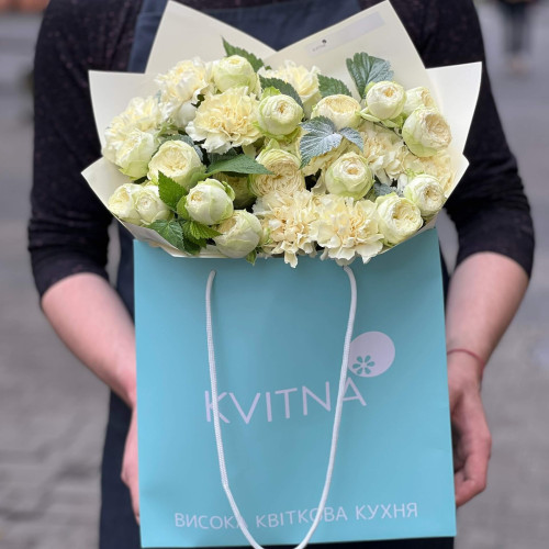 Світлий букет з кущовою піоновидною трояндою «Вершкова насолода»