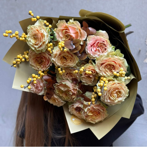 Теплий букет з піоновидною трояндою Caramel Macchiato «Карамельна насолода»