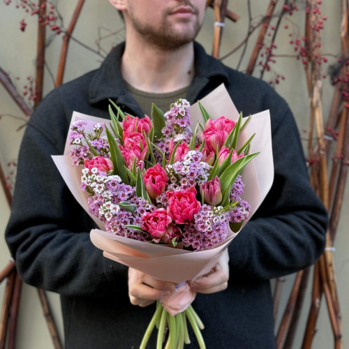 Весняний букетик з піоновидними тюльпанами та хамелаціумом «Солодкі примхи»