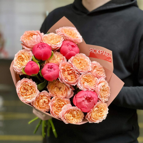 Персиковый букет с кустовой розой и пионами «Коралловое ожерелье»