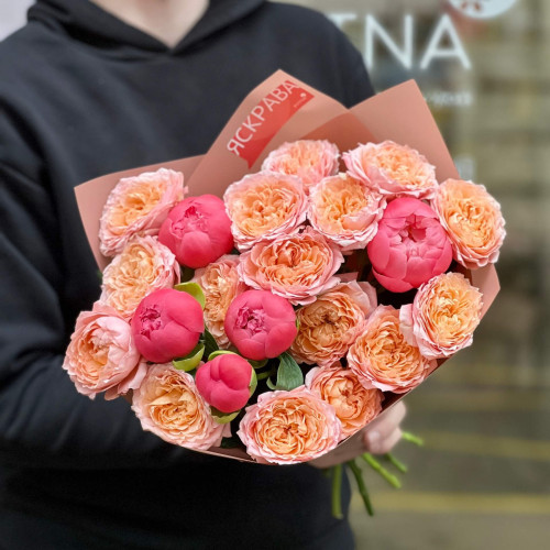Персиковый букет с кустовой розой и пионами «Коралловое ожерелье»
