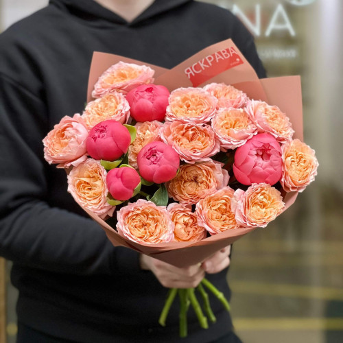 Персиковый букет с кустовой розой и пионами «Коралловое ожерелье»