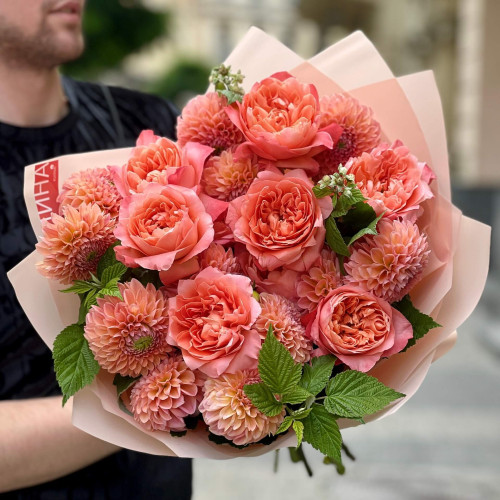 Помаранчевий букет з піоновидною трояндою «Львівський дракон»