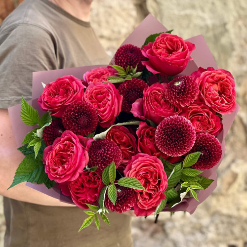 Червоний букет з жоржинами «Пристрасна симфонія»