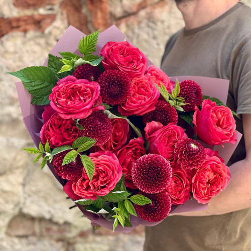 Червоний букет з жоржинами «Пристрасна симфонія»