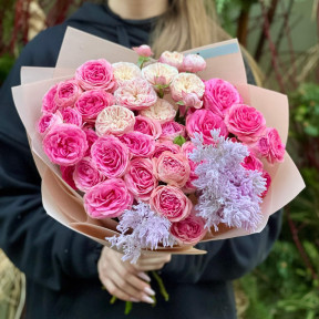 Яскравий букет з міксом кущової піоновидної троянди «Кольорова галявинка»