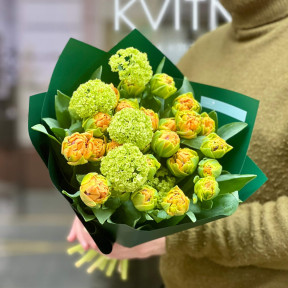 Яскравий букет з піоновидними тюльпанами та вібурнумом «Зелений апельсин»