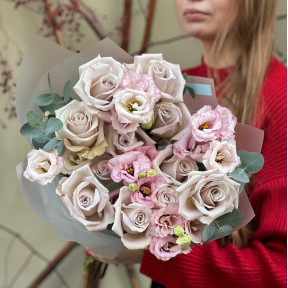 Пастельный букет из эустомы и розы Menta «Рассветный туман»