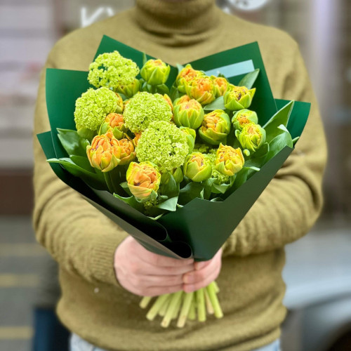 Яскравий букет з піоновидними тюльпанами та вібурнумом «Зелений апельсин»