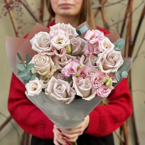 Пастельный букет из эустомы и розы Menta «Рассветный туман»