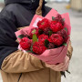 7 піоновидних троянд Red Monster зі скімією у букеті «Рубіновий флер»