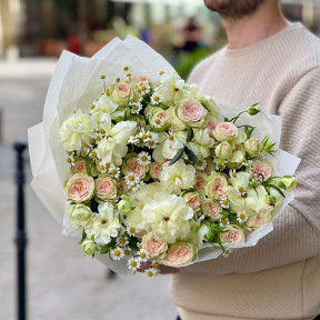 Field bouquet with Butterfly ranunculus «Shimmering petals»