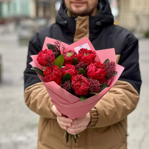 7 піоновидних троянд Red Monster зі скімією у букеті «Рубіновий флер»