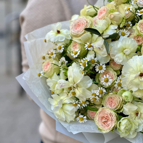 Польовий букет з ранункулюсом Батерфляй «Мерехтливі пелюсточки»