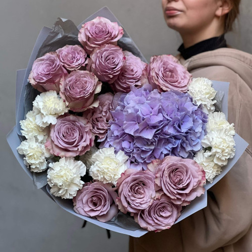 Интересный букет с пионовидной розой Friends на каркасе «Лавандовые сливки»