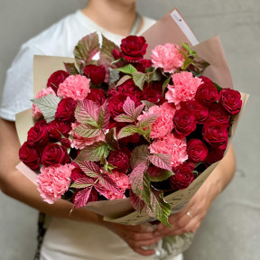 Яркий букет с кустовой розой «Сладкая малинка»