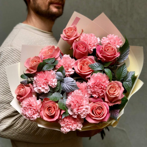 Романтичний букет з трояндами «Закоханий настрій»