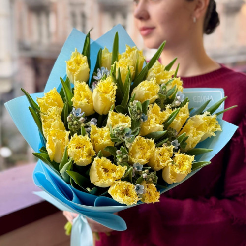 Сонячний букет із бахромчастих тюльпанів та оксіпеталуму «Небо весни»