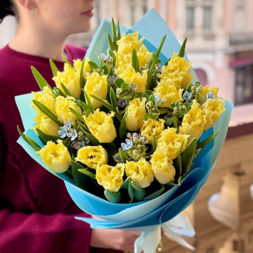 Сонячний букет із бахромчастих тюльпанів та оксіпеталуму «Небо весни»