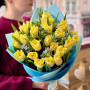 Сонячний букет із бахромчастих тюльпанів та оксіпеталуму «Небо весни»