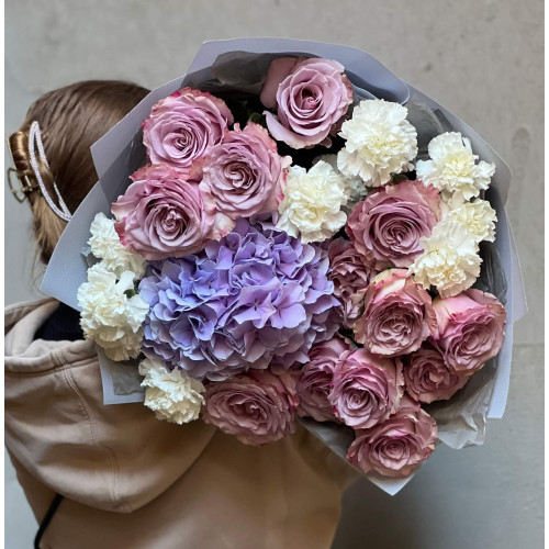 Интересный букет с пионовидной розой Friends на каркасе «Лавандовые сливки»