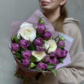 Бузковий букет з піоновидними тюльпанами та ранункулюсами «Лавандовий шовк»