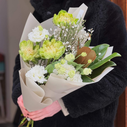 Green trio bouquet with eustomas, roses and genista «Emerald hummingbird»