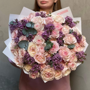 45 неймовірних півонієвидних троянд Keira і бузок у букеті «Любов Принцеси»